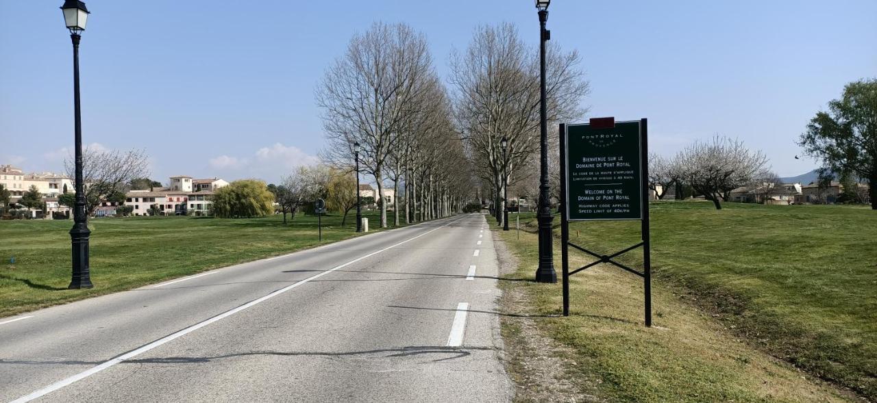 Charmant T2 climatisé avec belle vue , Golf de Pont-Royal Mallemort Extérieur photo