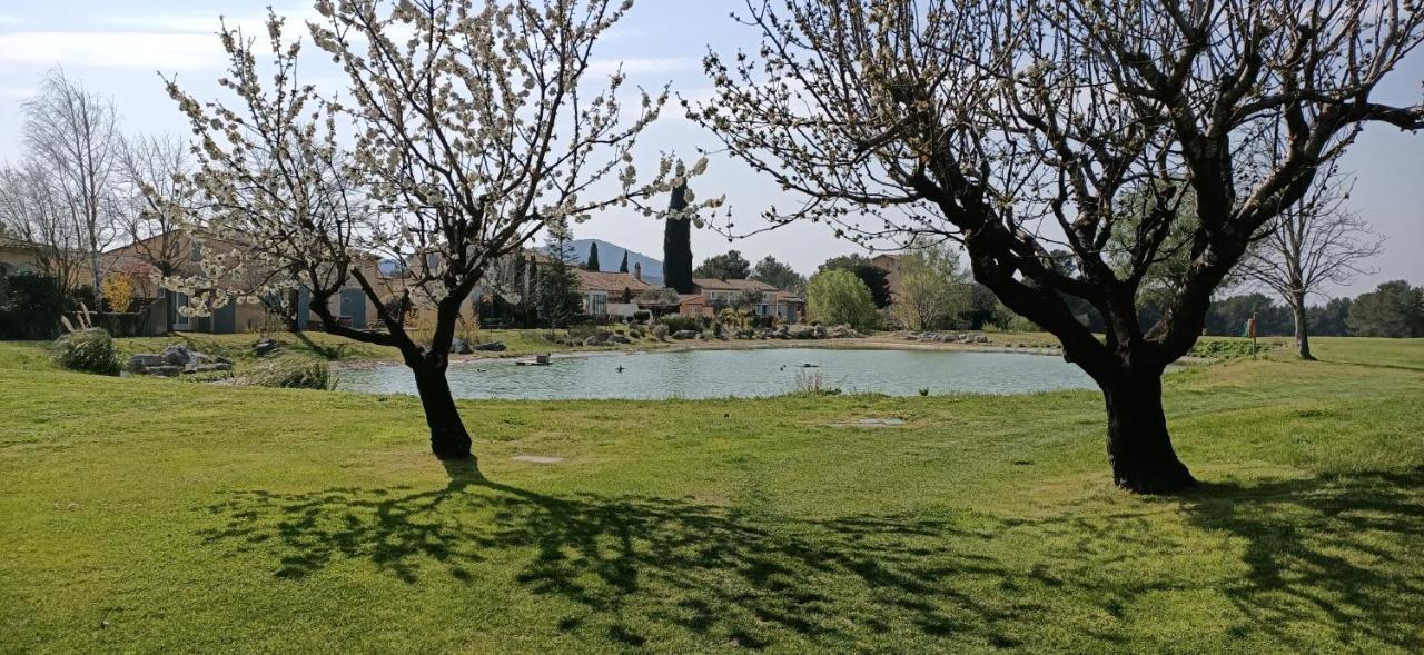 Charmant T2 climatisé avec belle vue , Golf de Pont-Royal Mallemort Extérieur photo