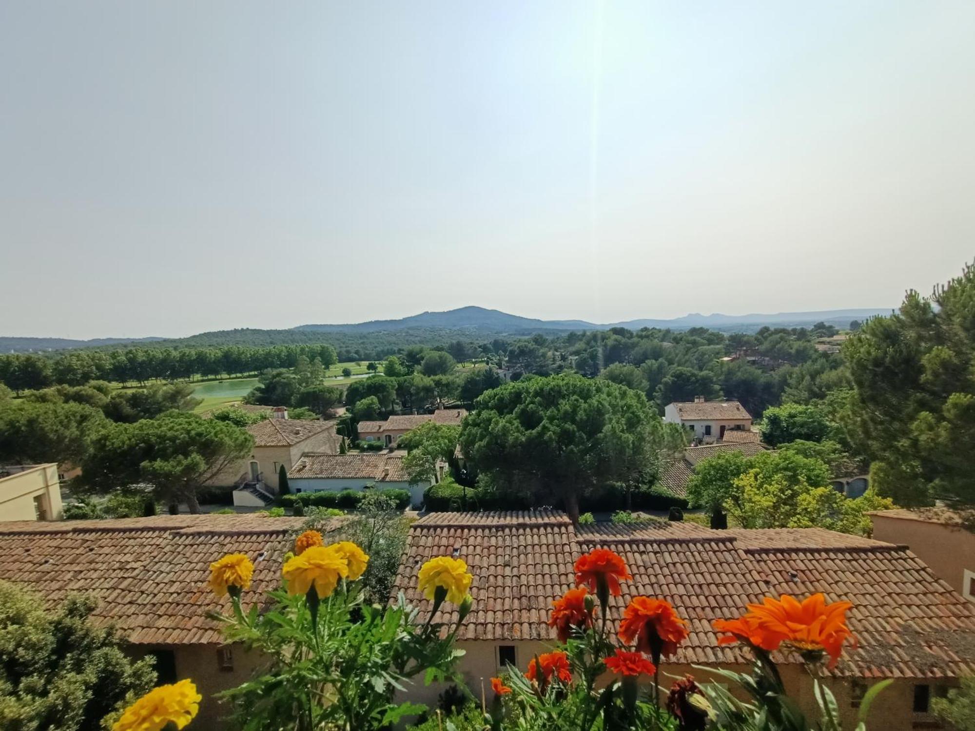 Appartement Charmant T2 climatisé avec belle vue , Golf de Pont-Royal à Mallemort Chambre photo