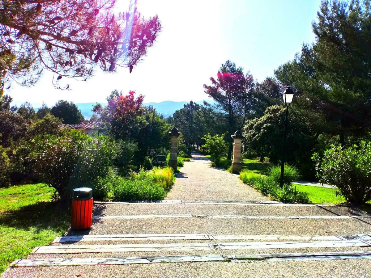 Charmant T2 climatisé avec belle vue , Golf de Pont-Royal Mallemort Extérieur photo